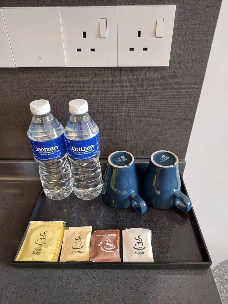 Апартаменти Millerz Square By Mykey Куала-Лумпур Екстер'єр фото Bottled water in a hotel room