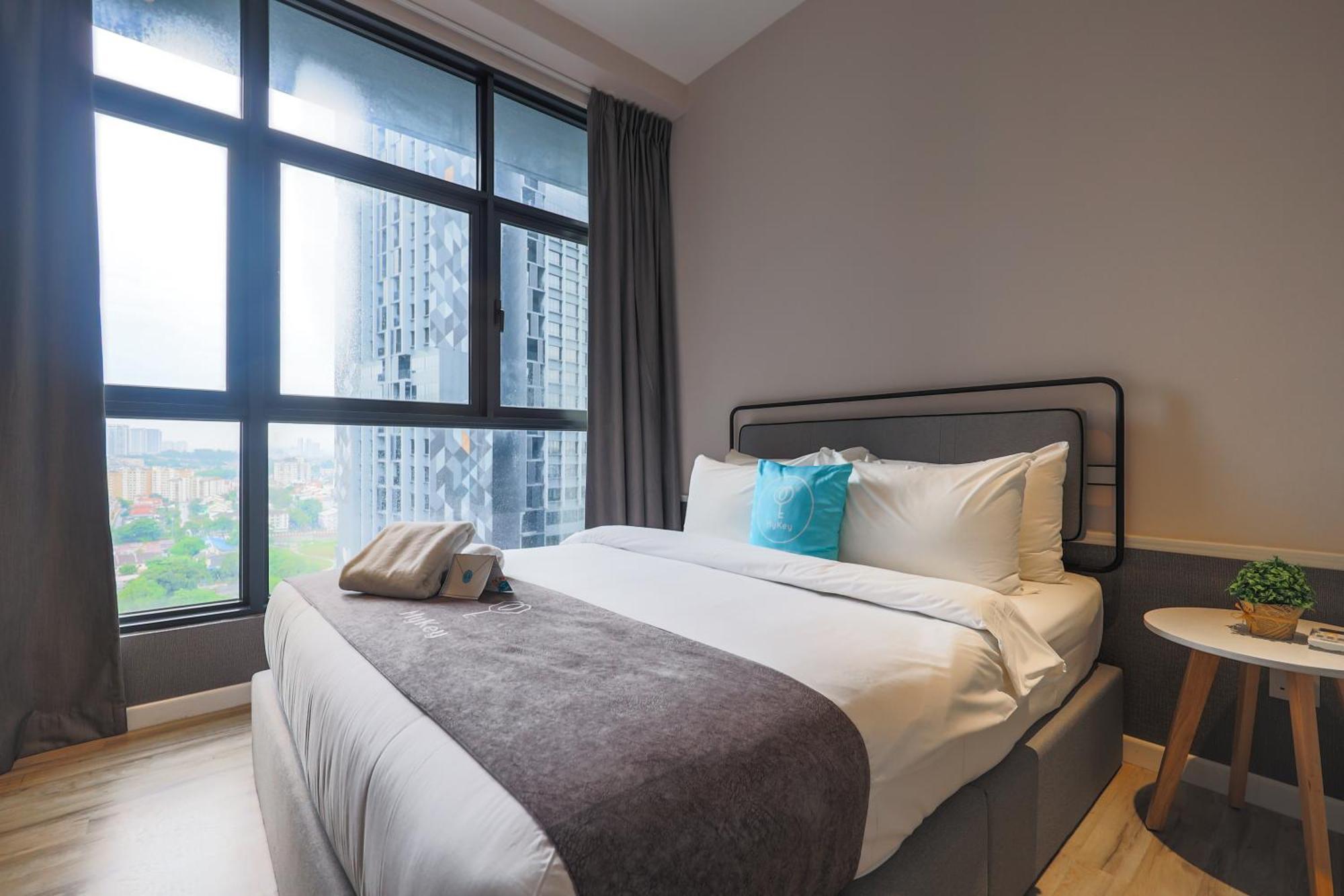 Апартаменти Millerz Square By Mykey Куала-Лумпур Екстер'єр фото A bedroom at a serviced apartment in Kuala Lumpur, Malaysia.