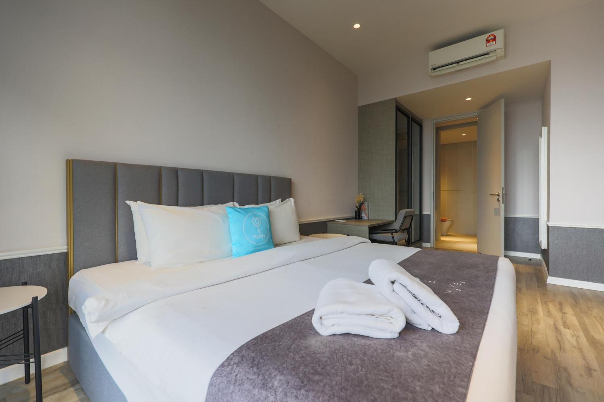 Апартаменти Millerz Square By Mykey Куала-Лумпур Екстер'єр фото A bedroom in a serviced apartment in Kuala Lumpur, Malaysia.